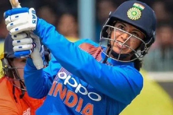 महिला क्रिकेट में स्मृति मानधना ने बरसाए रेकॉर्ड, कप्तान विराट भी पिछड़े